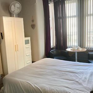 Zimmer mit Kingsize-Bett